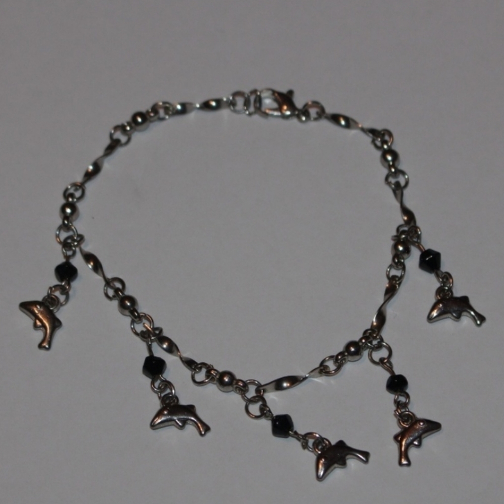 Beautiful silver dolphin charm bracelet 8"
